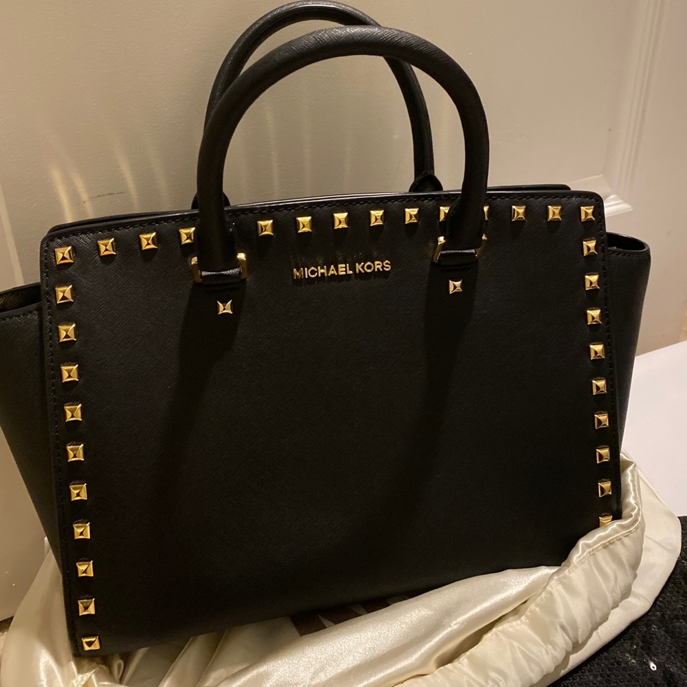 Selling this brand new Micheal kors Selma studded bag .